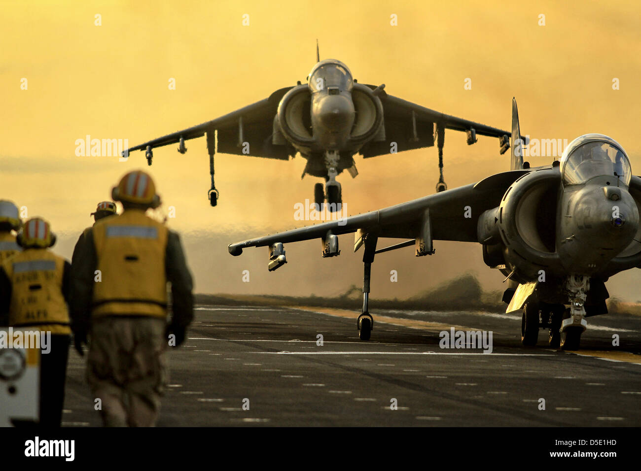 Un US Marine Corps AV-8B Harrier fighter aircraft esegue un decollo verticale dal ponte di volo dell'assalto anfibio nave USS Boxer Marzo 28, 2013 al largo della costa della California del Sud. Foto Stock