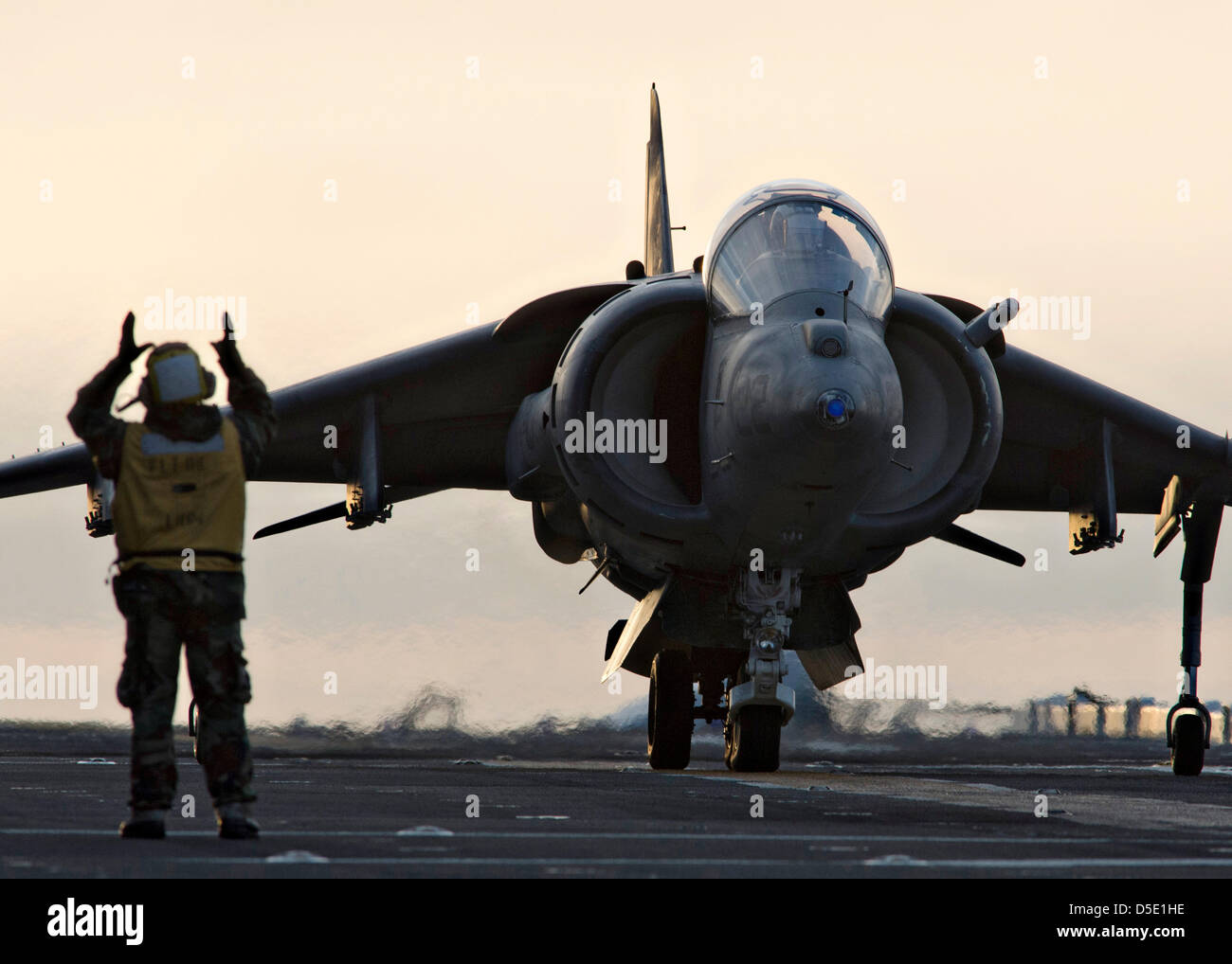 Un US Marine Corps AV-8B Harrier fighter aircraft esegue un decollo verticale dal ponte di volo dell'assalto anfibio nave USS Boxer Marzo 28, 2013 al largo della costa della California del Sud. Foto Stock