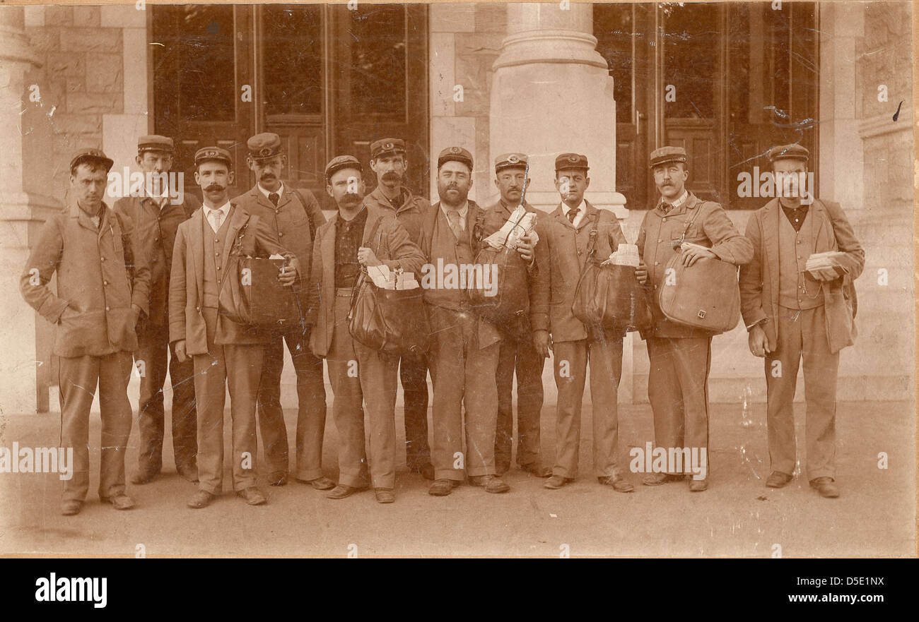 Una fotografia di corrieri a Concord, New Hampshire, del 1889. L'immagine mostra un gruppo di corrieri postali con le loro uniformi, in piedi all'aperto con le borse a mano. Foto Stock