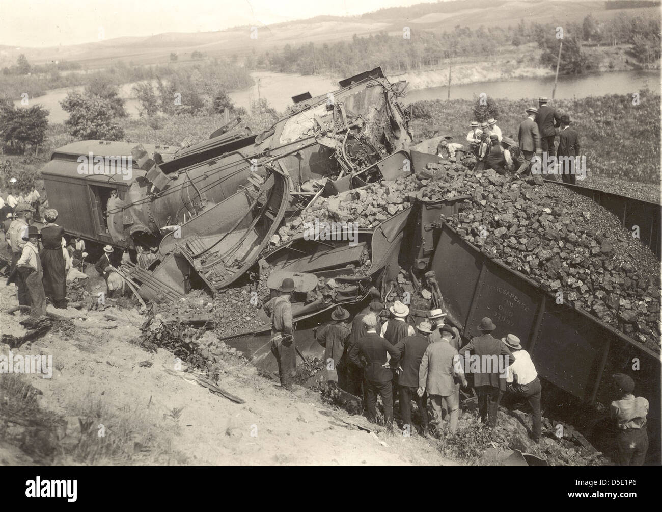 Una fotografia mostra un treno distrutto vicino a Beitner, Michigan. Il relitto viene catturato dopo l'incidente, mostrando la distruzione del treno e gli sforzi delle squadre di soccorso. Foto Stock