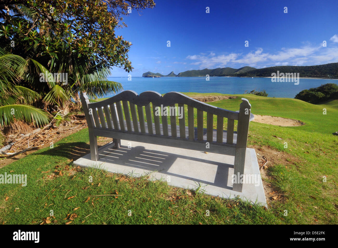 Sedile unico con vista sulla laguna, Isola di Lord Howe, Australia Foto Stock