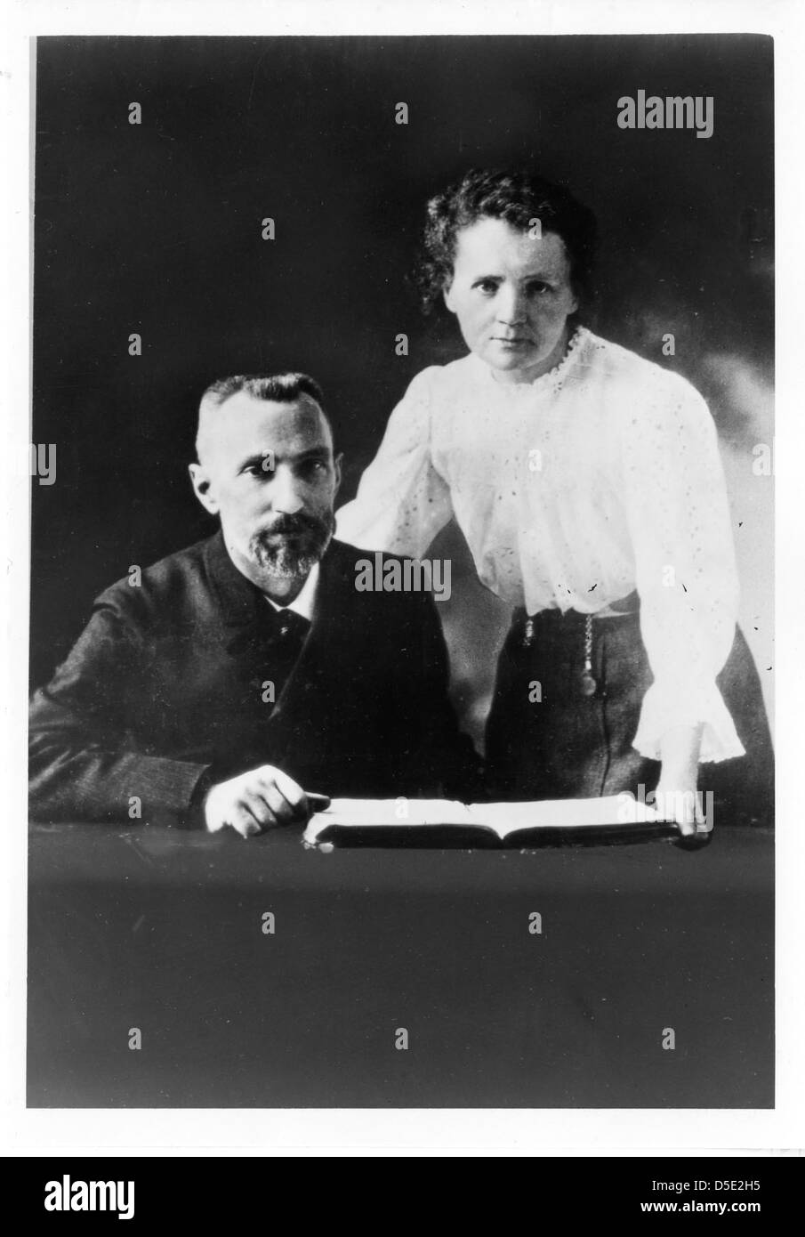 Pierre e Marie Curie, rinomati scienziati, vengono catturati insieme intorno al 1903. Il loro rivoluzionario lavoro in fisica, in particolare sulla radioattività, gli valse il premio Nobel e gettò le basi per la moderna scienza nucleare. Foto Stock