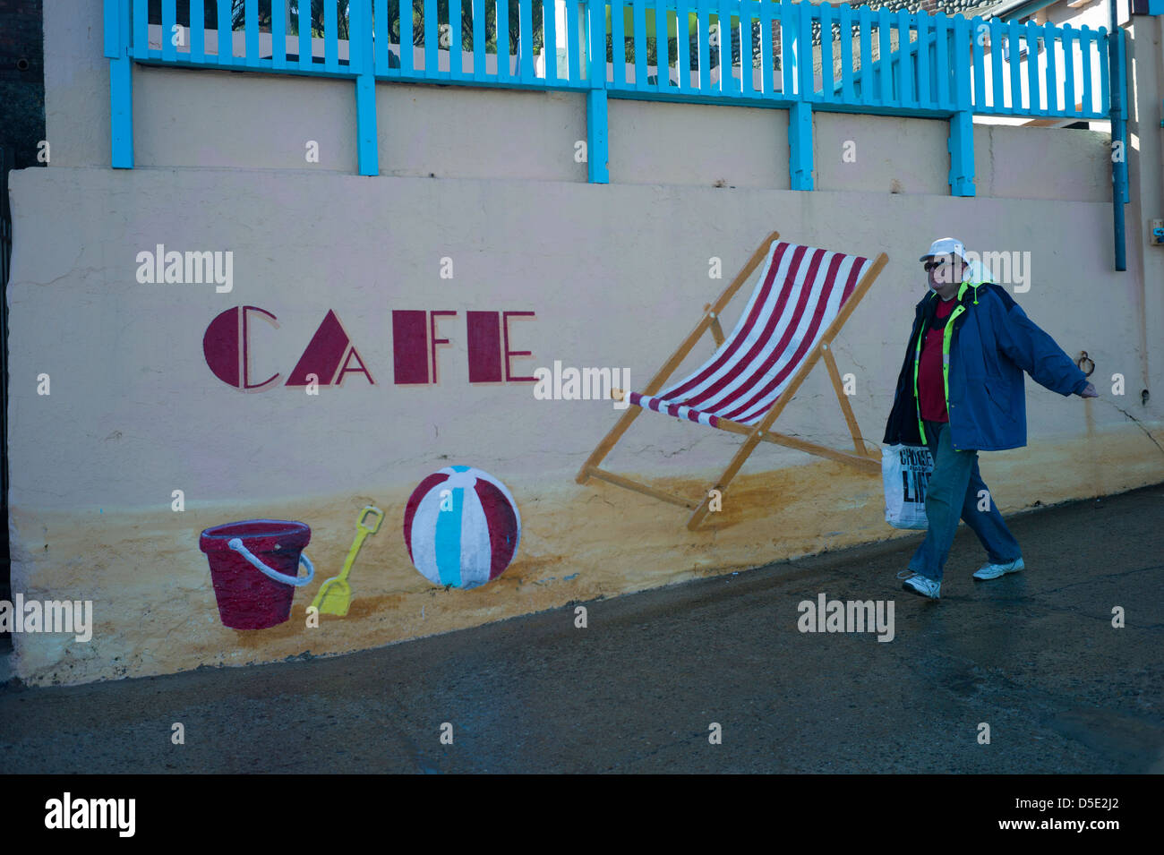 Sheringham mare pitture murali,Sheringham Norfolk,l'Inghilterra,Settembre 2011. Luminose murali colorati sulla parete del mare a Sheringham. Foto Stock