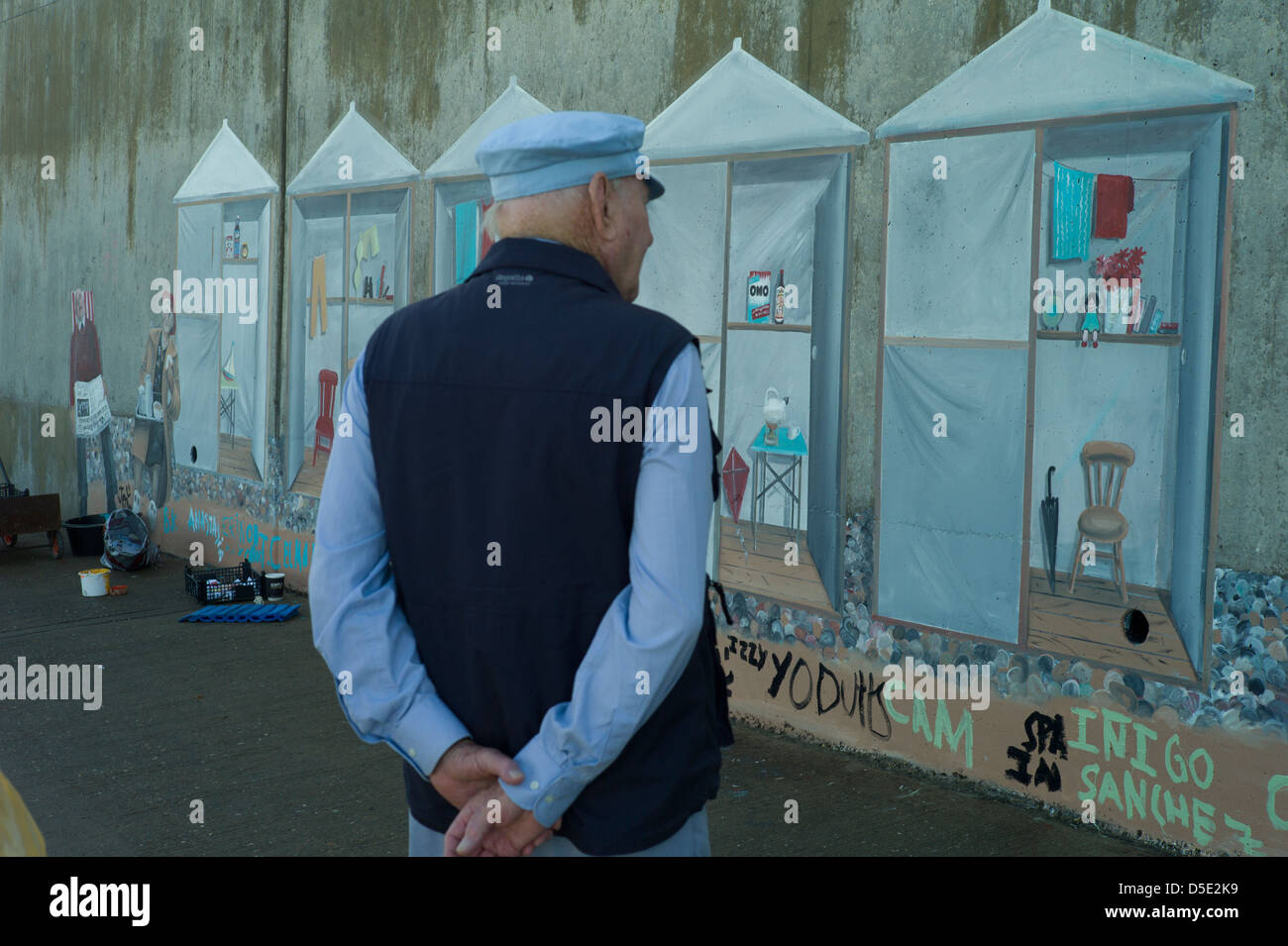 Sheringham mare pitture murali,Sheringham,Norfolk, Inghilterra, settembre 2011. Gentleman ammirare murales sulla parete del mare a Sheringham. Foto Stock