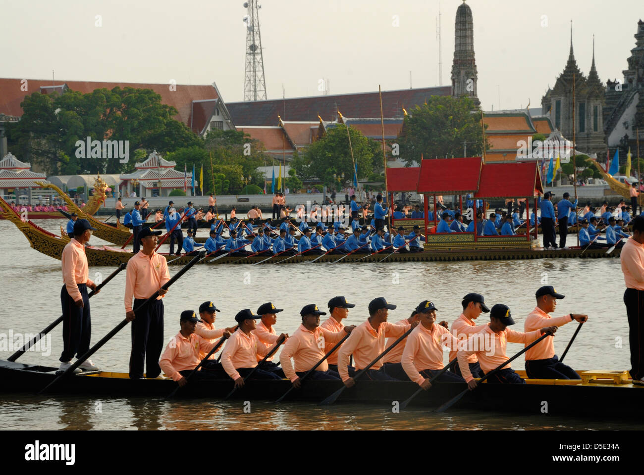 Il Thai Royal Navy ripassando per il compleanno di re a causa del dicembre prese a Bangkok in Thailandia il 20/10/2012 Foto Stock