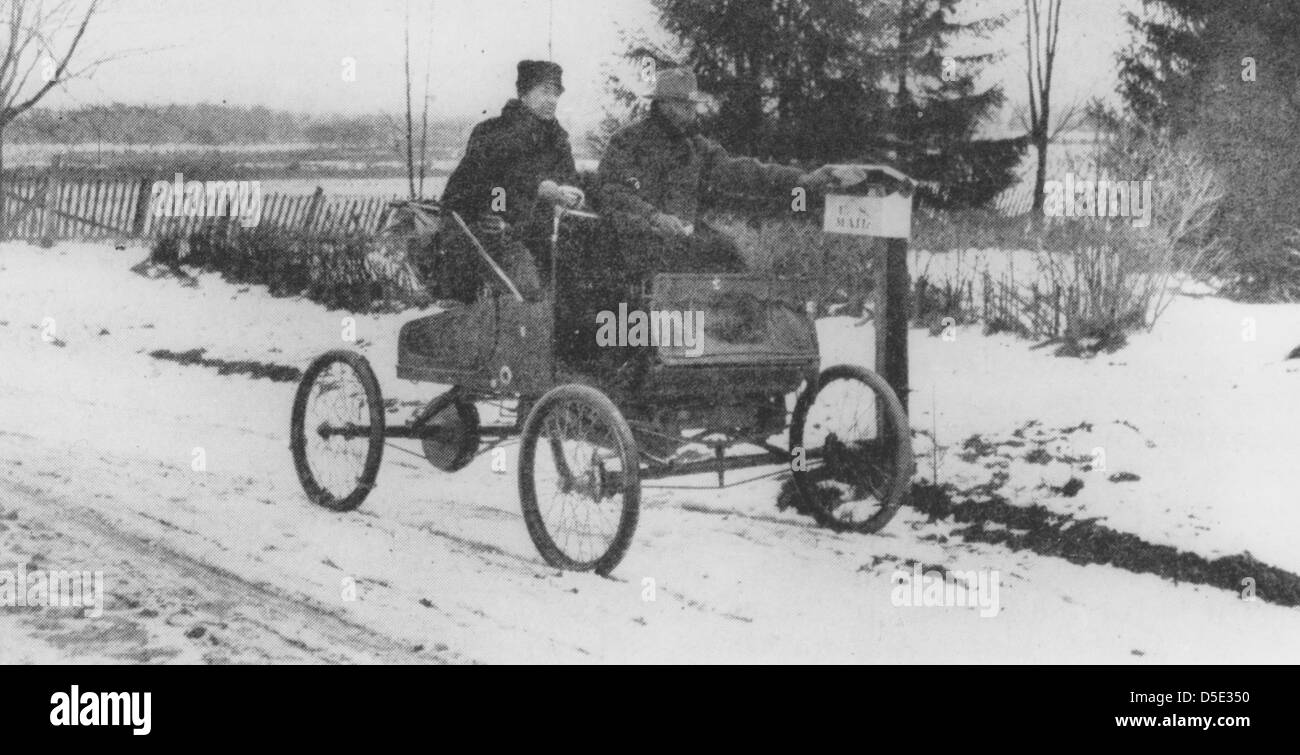 Una fotografia che mostra un corriere postale rurale in un'automobile in una cassetta postale, parte della collezione del National Postal Museum che documenta la storia postale. Foto Stock