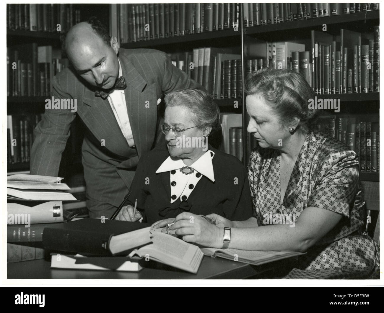(Da sinistra a destra): Henry Remak, la sig.ra Leser , e Cornelia V. Christenson Foto Stock
