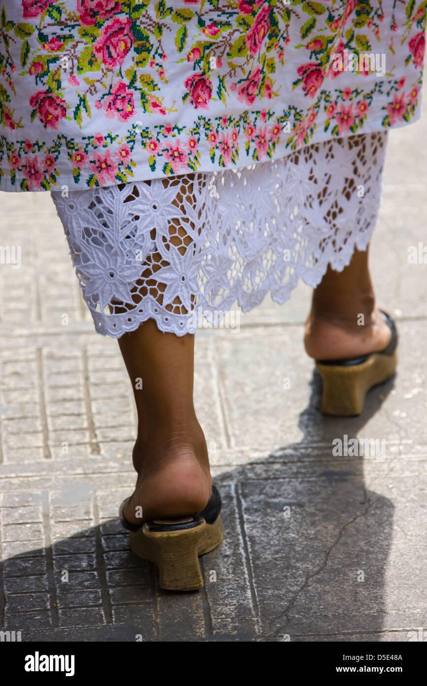 Messico donna nel tradizionale abito ricamato, Merida, Yucatan Stato, Messico Foto Stock