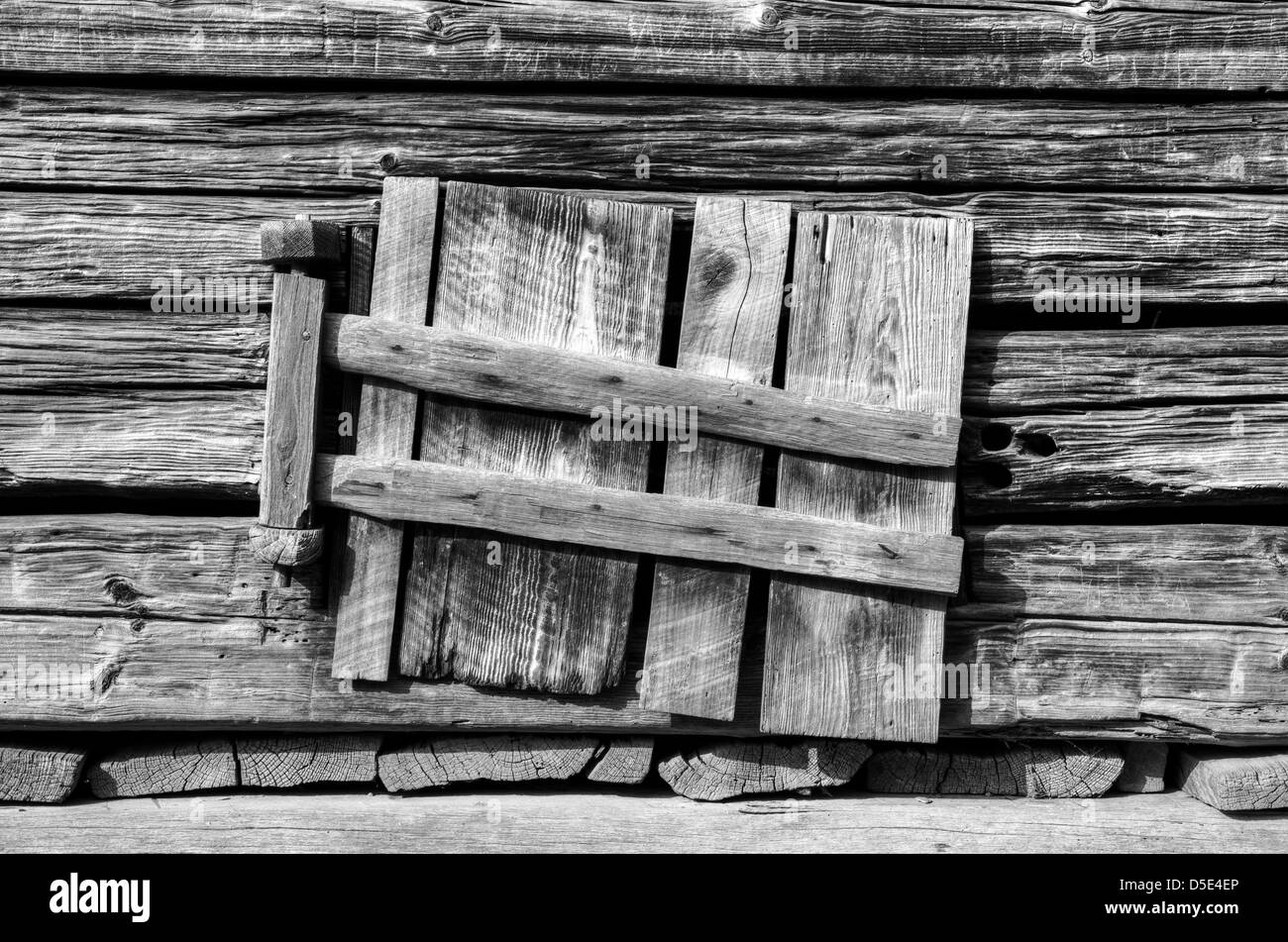 Finestra in legno otturatore sul vecchio fienile di Great Smoky Mountains Foto Stock