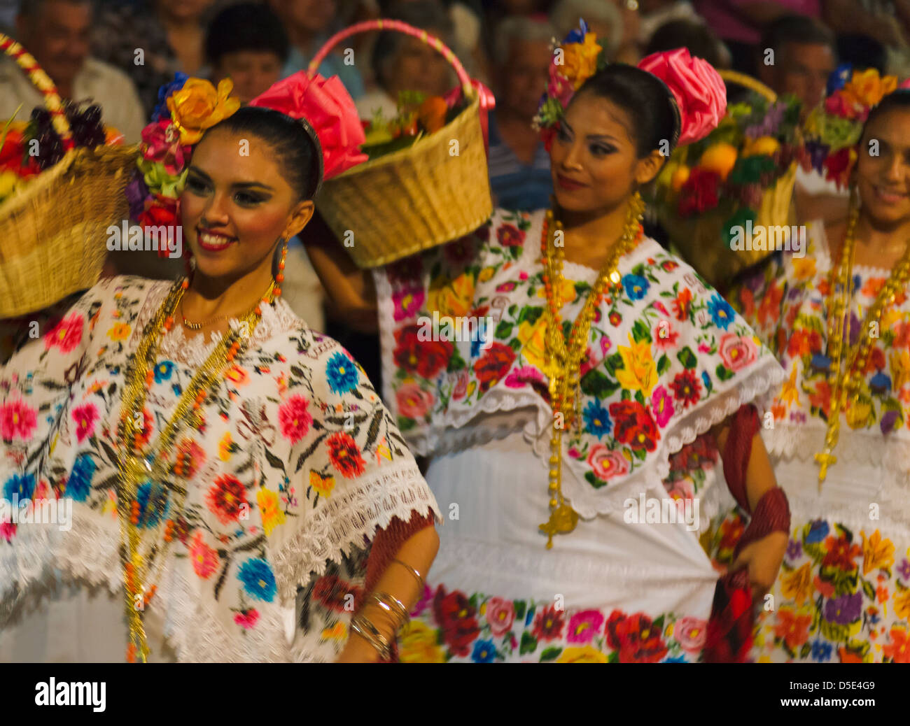 Ragazze messicano nel tradizionale abito ricamato, Merida, Yucatan Stato, Messico Foto Stock
