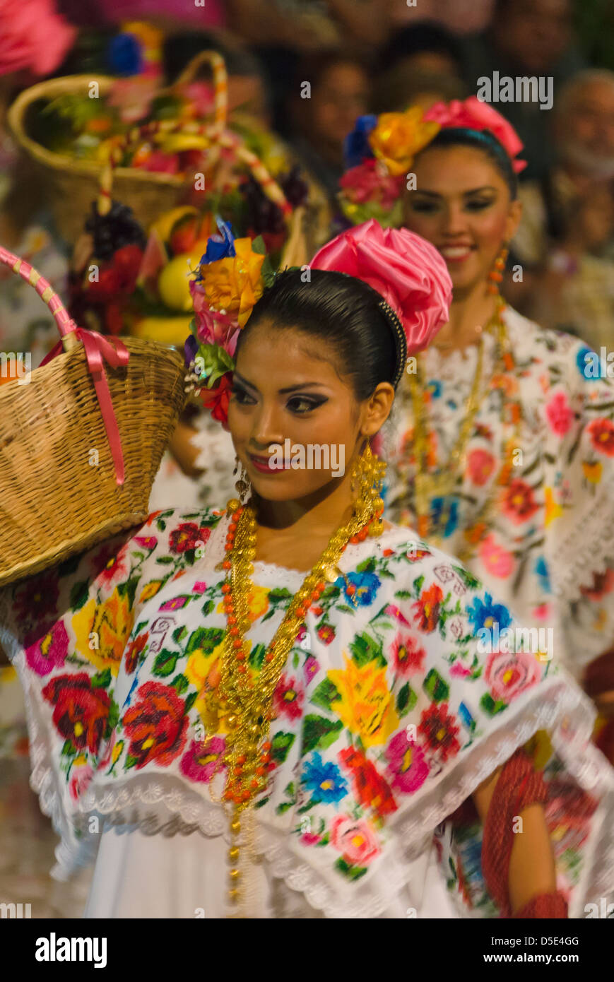 Ragazze messicano nel tradizionale abito ricamato, Merida, Yucatan Stato, Messico Foto Stock