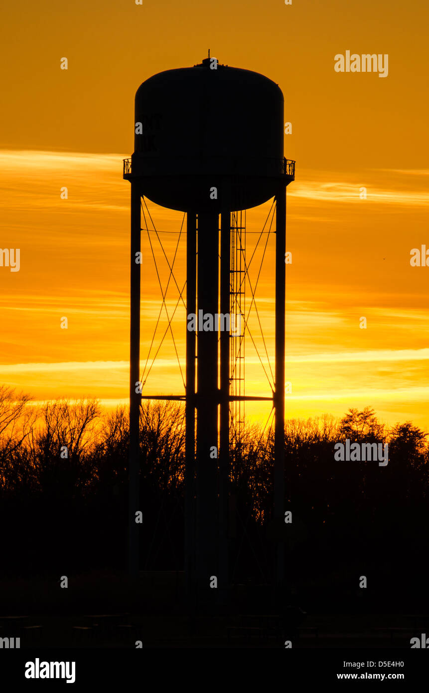 La silhouette di un Water Tower a Sandy Point State Park, presa al tramonto. Foto Stock