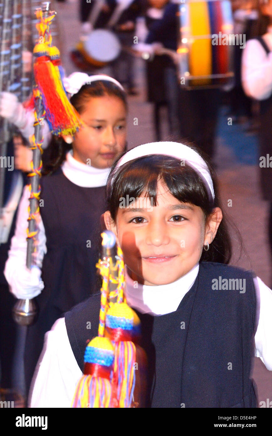 Poco sorridente colombiano schoolgirl in una scuola marching band. Tunja, Boyacá, Ande, Colombia, Sud America Foto Stock