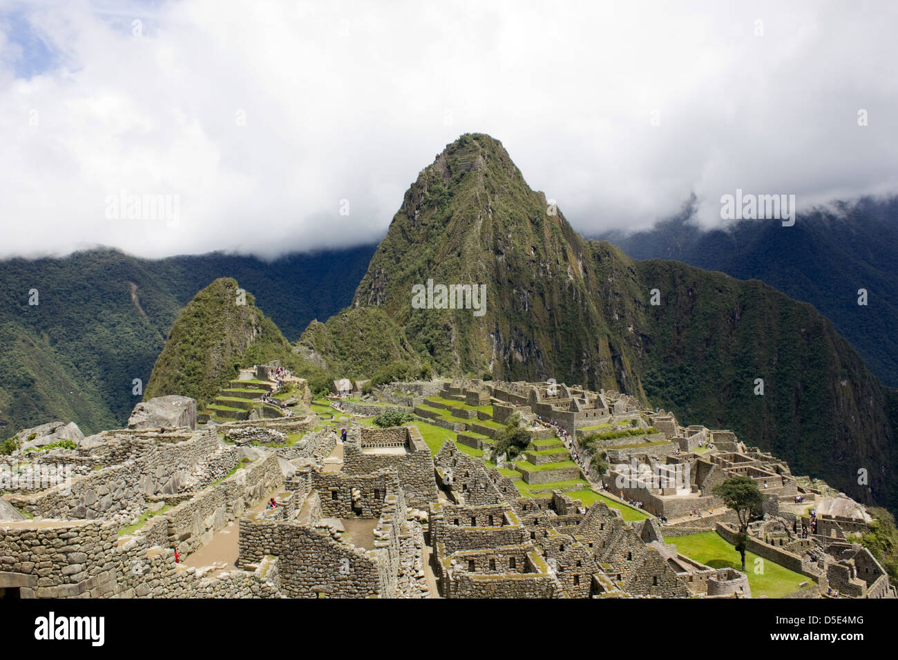 Rovine Inca di Machu Picchu con Huayna Picchu, Perù Foto Stock