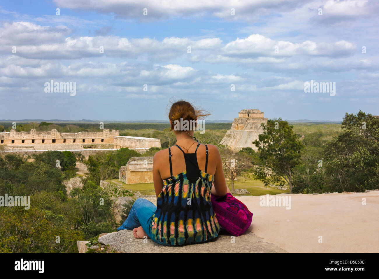 Turistico con il mago piramide, Uxmal, Yucatan, Messico Foto Stock