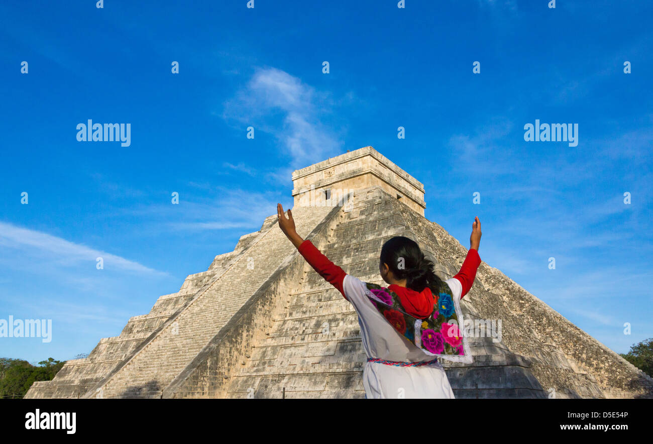 Turistico con tempio di Kukulkan (spesso chiamato El Castillo), Chichen Itza, Yucatan, Messico Foto Stock