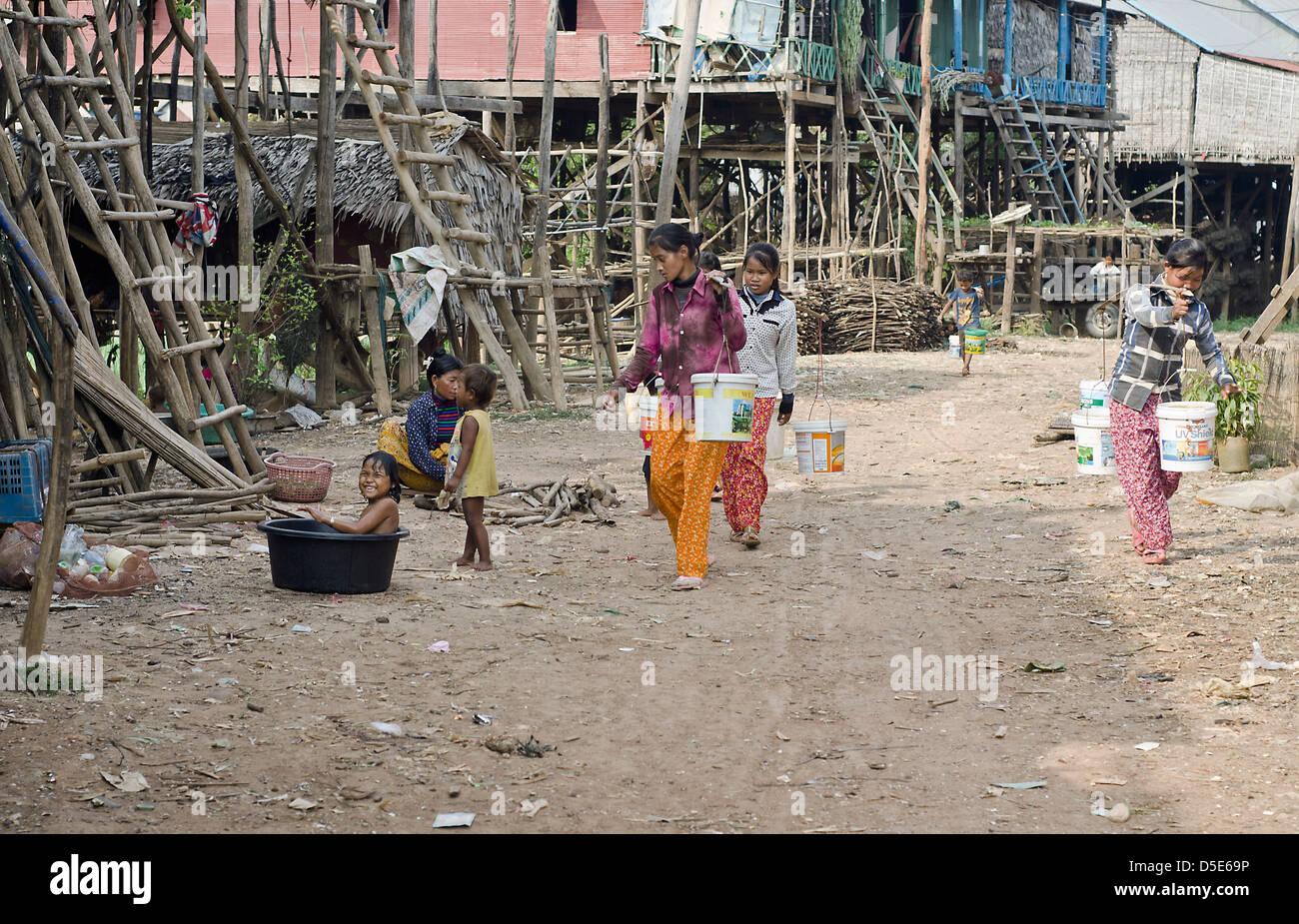 Le donne che trasportano acqua a Kampong Khleang palafitte village , Il Tonle Sap , Cambogia Foto Stock