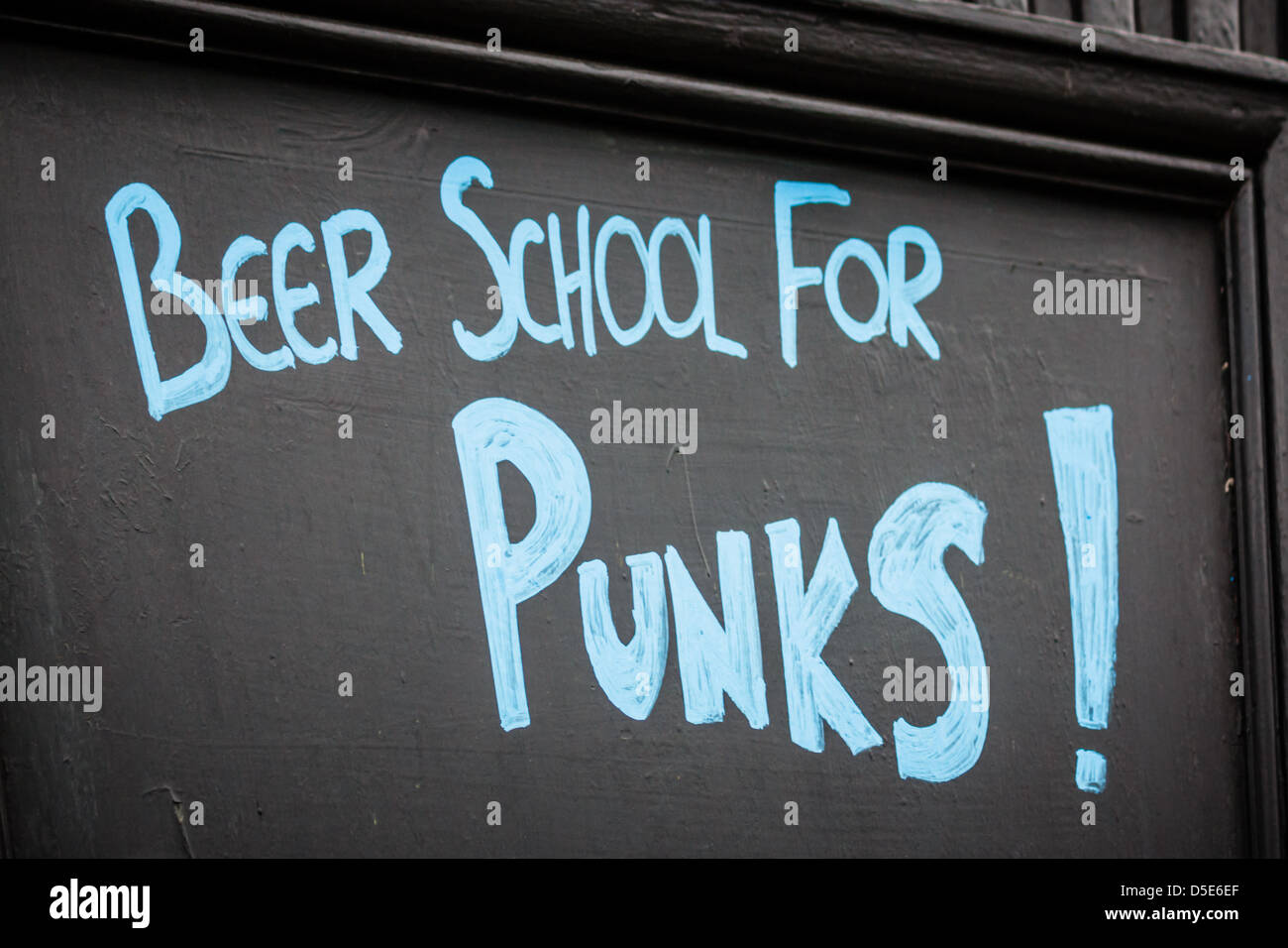 Lavagna con birra scuola per Punks! In blue chalk. Foto Stock