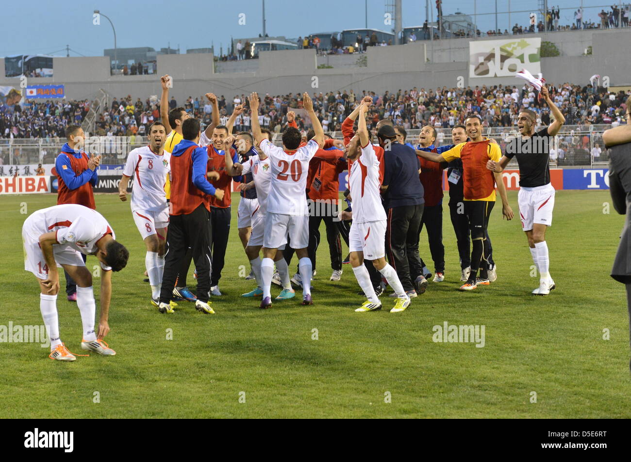 La Giordania team group (JOR), 26 marzo 2013 - Calcio : Jordan giocatori festeggiare dopo il 2014 FIFA World Cup qualificazioni asiatiche Final Round Group B match tra la Giordania 2-1 Giappone presso il re Abdullah International Stadium di Amman, Giordania. (Foto di Jinten Sawada/AFLO) Foto Stock