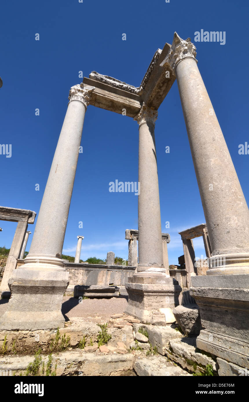 Greco colonne corinzie completo con trabeazione e architrave con portali e architravi in background Foto Stock