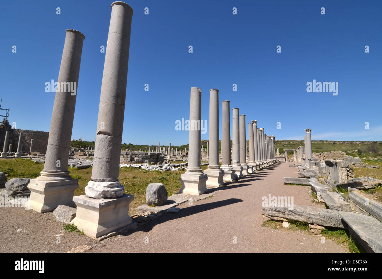 Fila di antiche colonne greche un rivestimento agora nell'antica città greca a Perge. Foto Stock