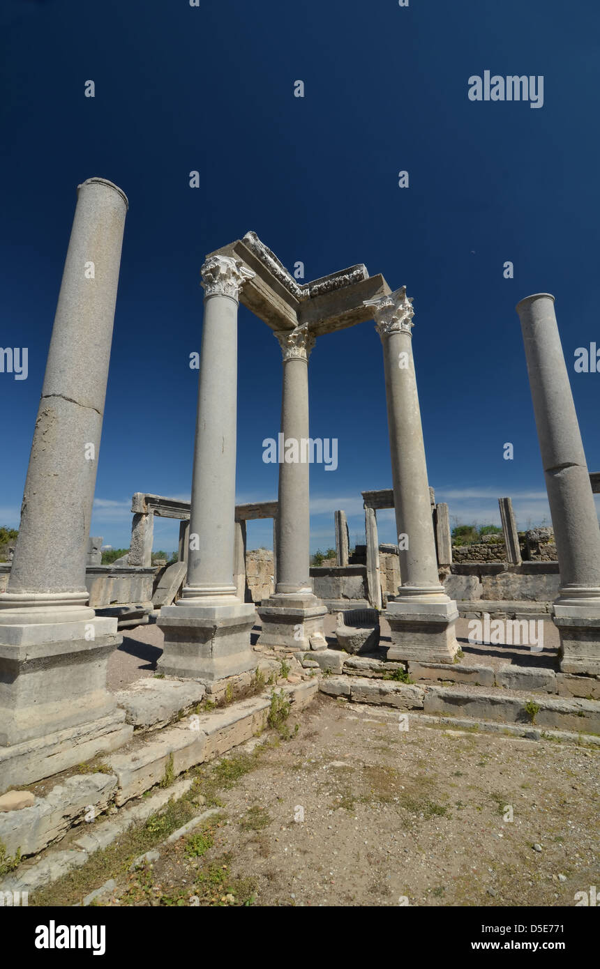 Antiche rovine greche, con colonne corinzie e trabeazione ad angolo. In background portali e architravi Foto Stock