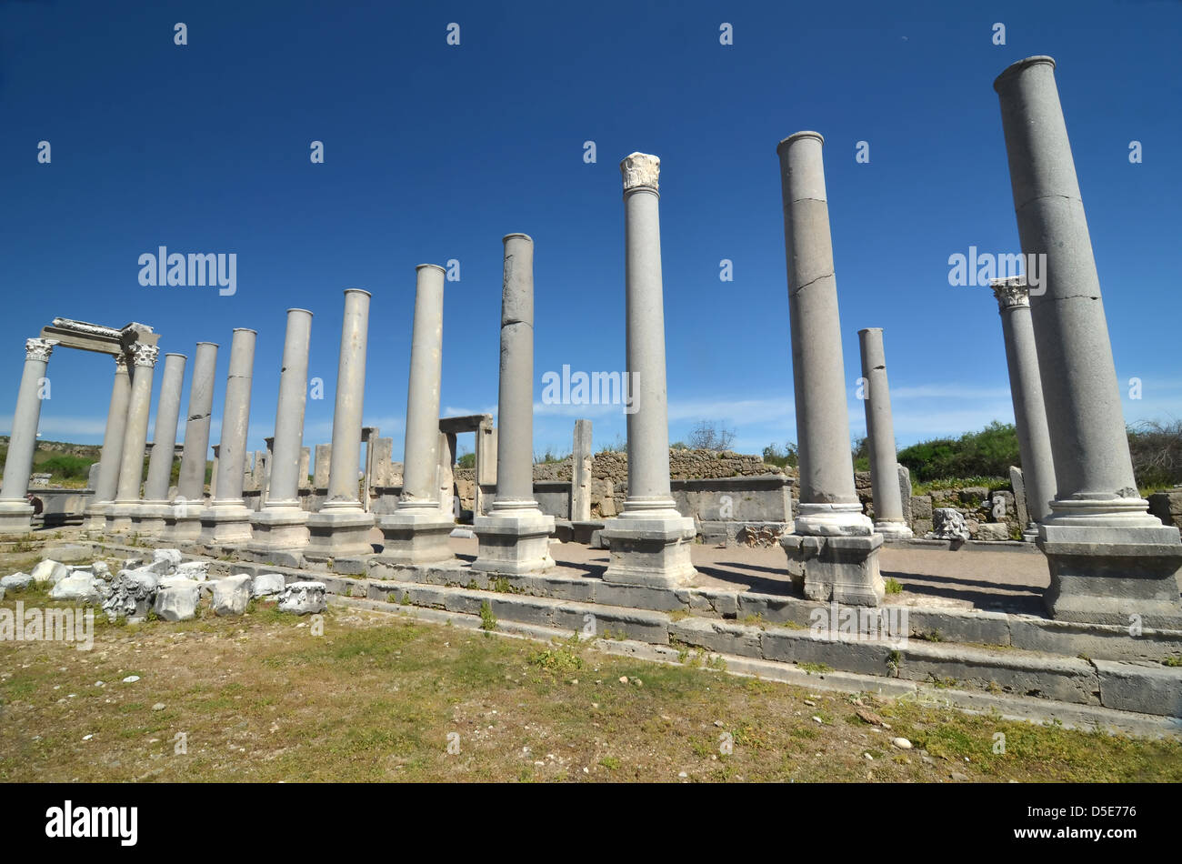 Fila di colonne all'Agora dell'antica città greca di Perge, Turchia Foto Stock