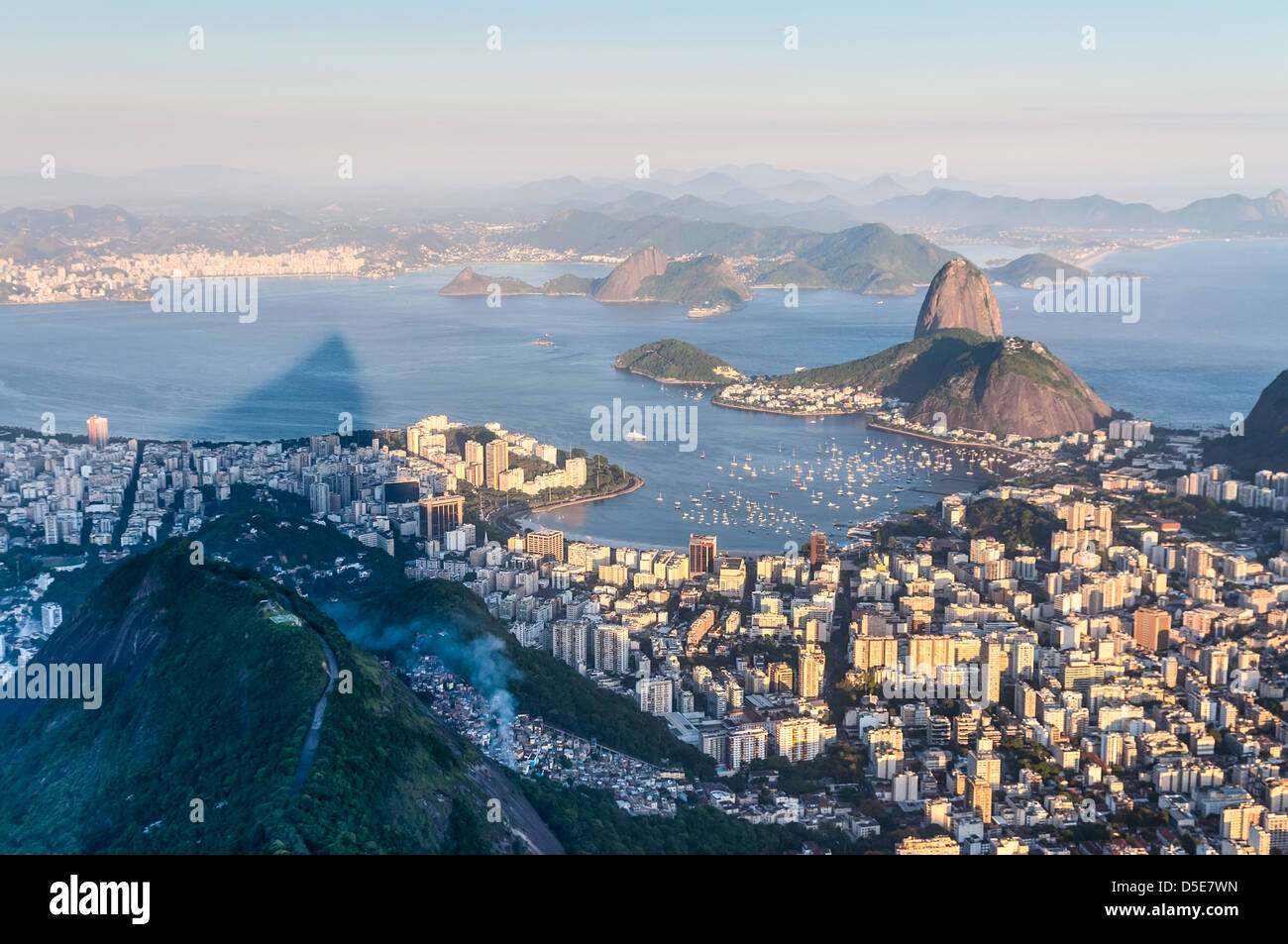 Vista dal monte Corcovado, dove è situato il Cristo Redentore, Rio de Janeiro, Brasile. Foto Stock