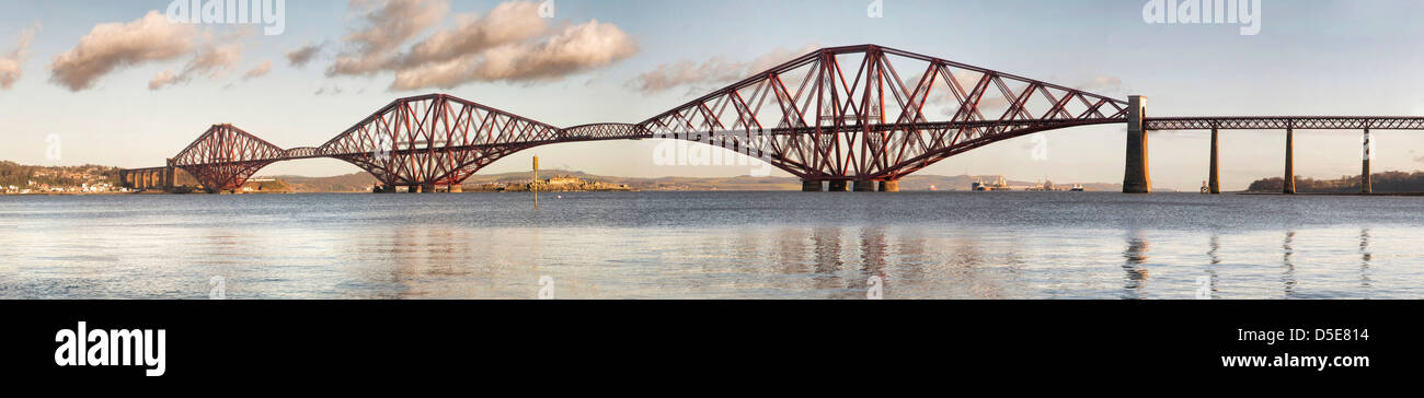 Vista panoramica del Ponte di Forth Rail, Edimburgo, Scozia. Il quadro è costruito a partire da più immagini verticali collegati da photosh Foto Stock