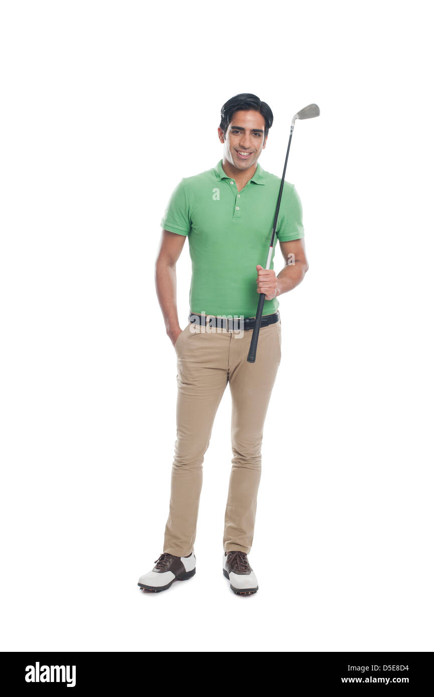 Golfista maschio tenendo un golf club e sorridente Foto Stock