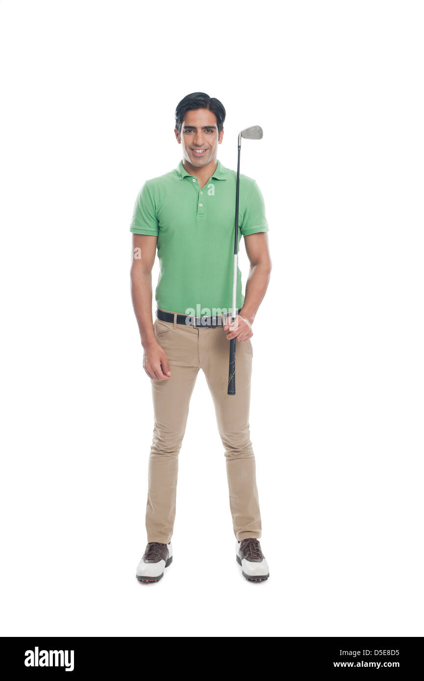 Golfista maschio tenendo un golf club e sorridente Foto Stock