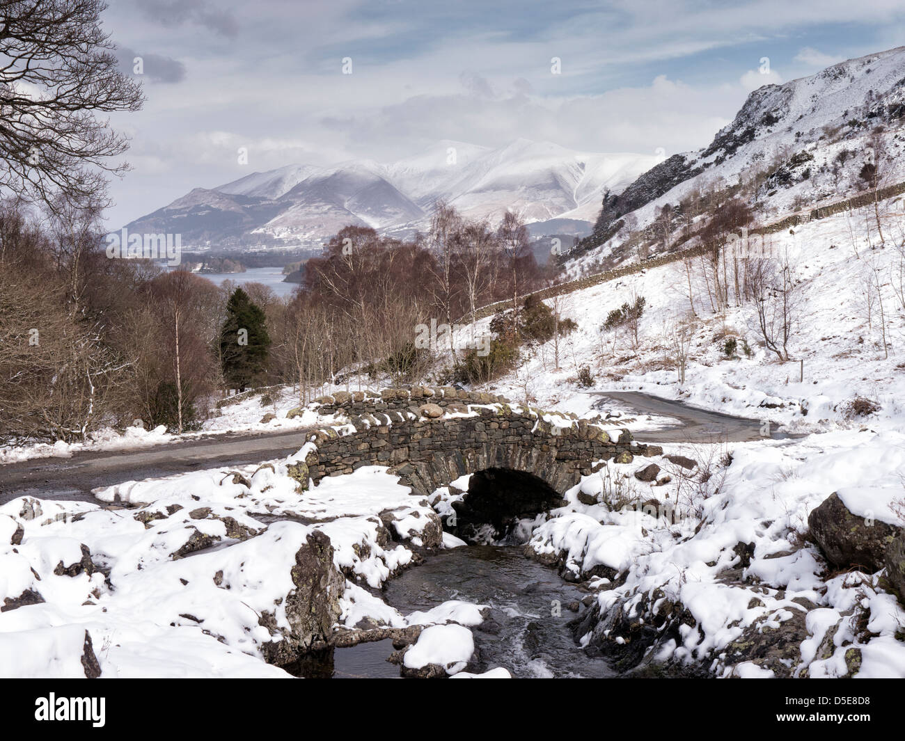 Piuttosto Ashness ponte sulla strada da Keswick per la frazione isolata di Watendlath sembra ancora meglio nella neve. Foto Stock