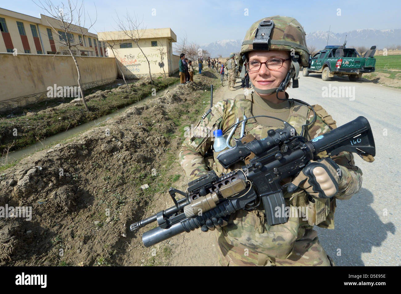 US Air Force Staff Sgt. Elizabeth Rosato, membro della 755th Expeditionary forze di sicurezza Squadron Mietitore pattuglie Team un villaggio Marzo 11, 2013 vicino a Bagram Airfield, Afghanistan, . Il Mietitore team conduce le pattuglie nei pressi di Bagram Airfield contatore di ordigni esplosivi artigianali e indiretta di attacchi di fuoco nonché per impegnare locali' supporto nella protezione di base. Foto Stock