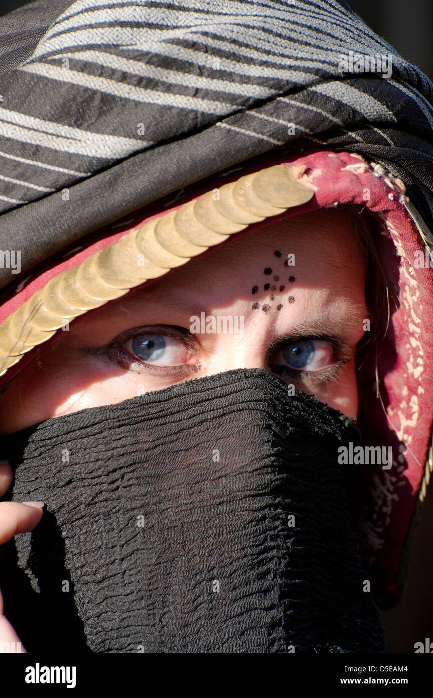 Una giovane donna in un tradizionale abito beduino, Palmyra, Siria Foto Stock