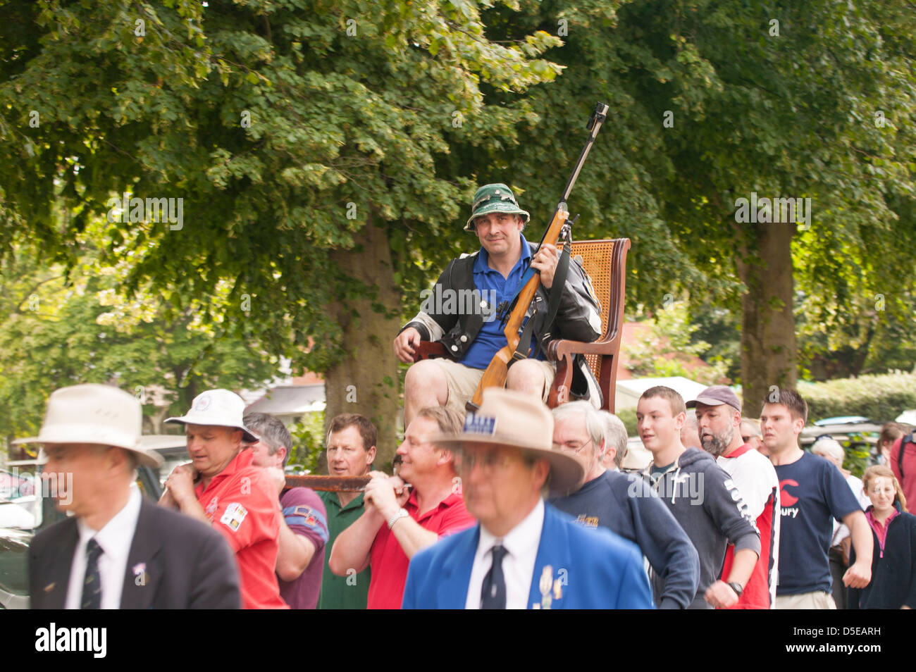 Dr John Warburton di Huddersfield Rifle Club vincitore del 2012 regina del premio con un punteggio di 298.34 essendo portati in berlina Foto Stock