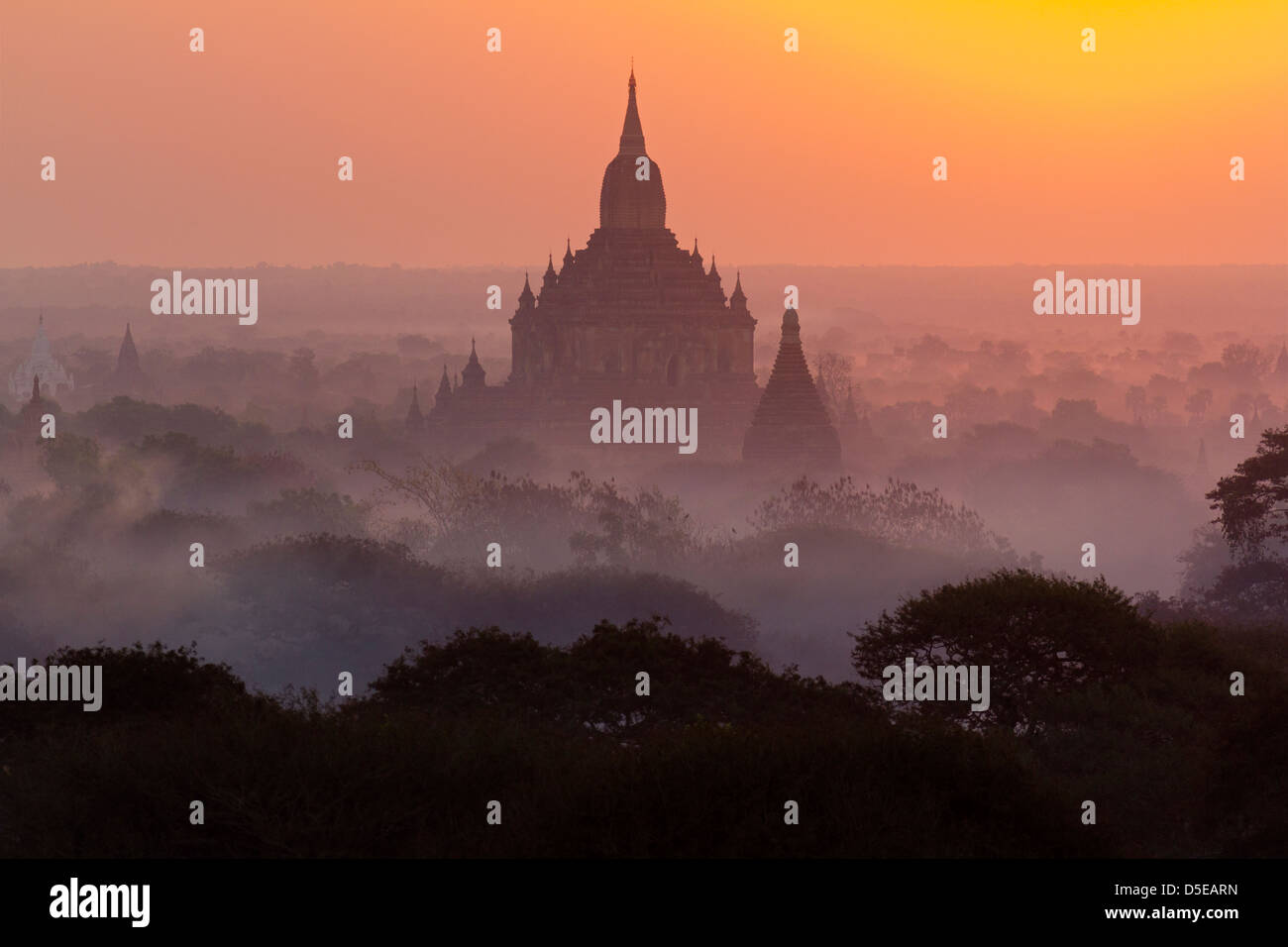 Sunrise oltre le pagode di Bagan, Myanmar Foto Stock