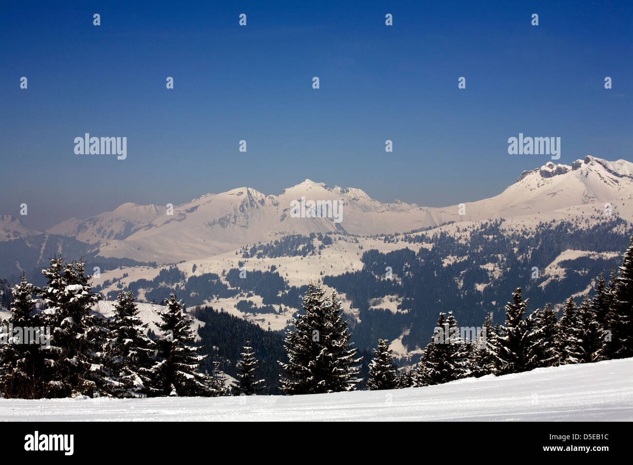 Panorama di montagna da La Rosta al di sopra di Les Gets e Morzine Portes du Soleil Haute Savoie Francia Foto Stock