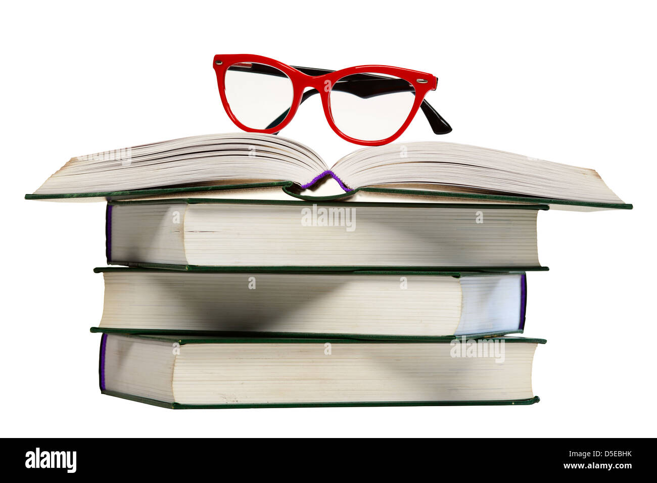 Bicchieri Rossi sul libro aperto, pila o catasta di libri isolate su sfondo bianco Foto Stock