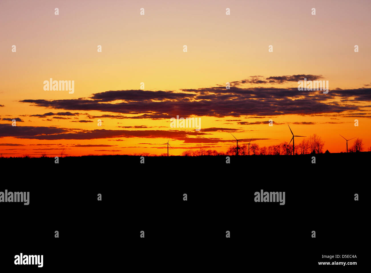 Splendido tramonto con sagome di turbine eoliche all'orizzonte. Deckerville, Michigan. Stati Uniti d'America. Foto Stock