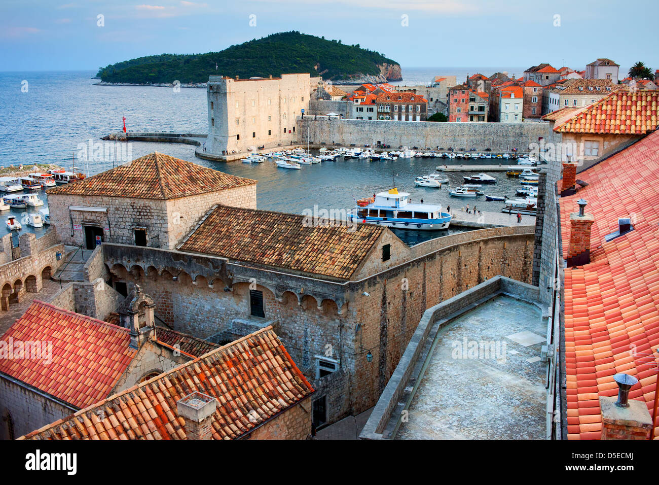 Pittoresca città vecchia di Dubrovnik al tramonto il tempo in Croazia, Dalmazia regione. Foto Stock