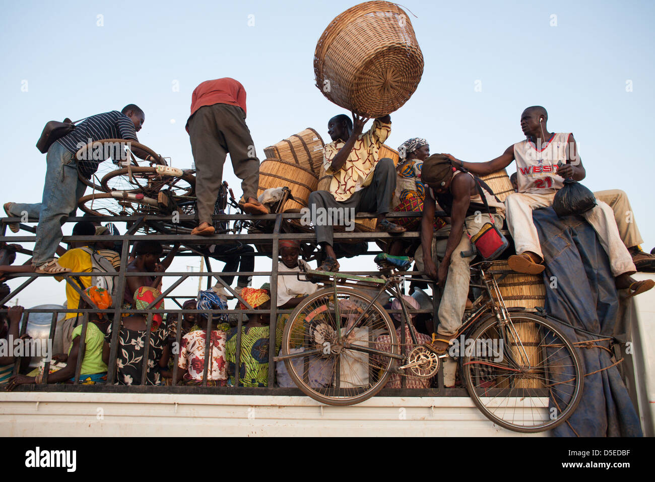 Un bus caricato con la gente si prepara a lasciare Nandom, nel nord del Ghana, per il viaggio verso sud. Foto Stock