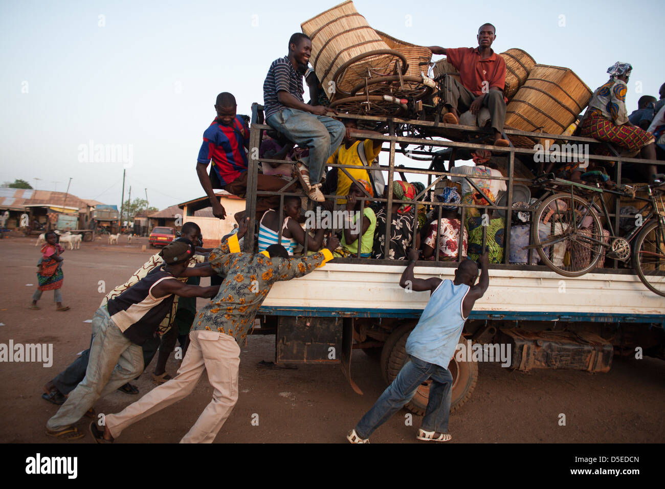 Un bus caricato con la gente si prepara a lasciare Nandom, nel nord del Ghana, per il viaggio verso sud. Foto Stock