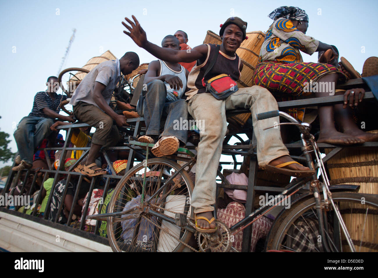 Un bus caricato con la gente si prepara a lasciare Nandom, nel nord del Ghana, per il viaggio verso sud. Foto Stock