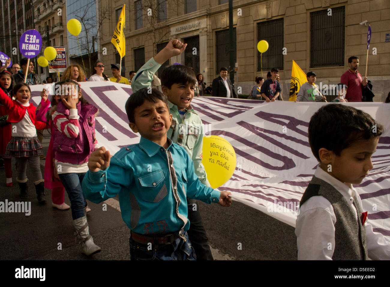 Atene, Grecia, 30 marzo 2013. Gli immigrati e le organizzazioni per i diritti umani tappa di una manifestazione di protesta contro il governo di coalizione piani per il passaggio di una legge di negare la cittadinanza ai bambini che vivono in Grecia nati da genitori immigrati. Manifestanti hanno gridato slogan richiedere la cittadinanza e hanno marciato per Piazza Syntagma dove il Parlamento greco è situato a. Credito: Nikolas Georgiou / Alamy Live News Foto Stock