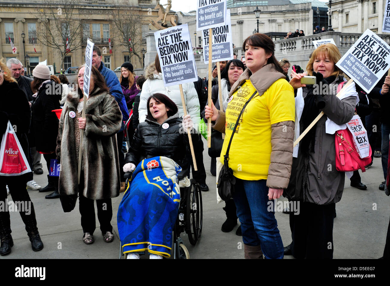Un gruppo di persone protestano in Trafalgar Square contro la camera da letto "imposta", Londra, Regno Unito. Foto Stock