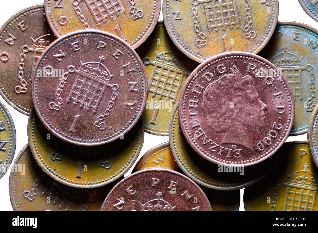 Pila di penny monete, UK, su sfondo bianco Foto Stock