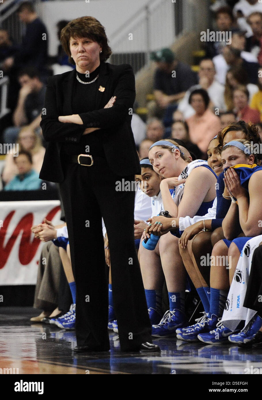 Marzo 30, 2013 - Bridgeport, CT, Stati Uniti d'America - Sabato 30 Marzo, 2013: Delaware galline head coach Tina Martin guarda dai margini tardi nella seconda metà di un NCAA Womens torneo di basket, Bridgeport regionali di semi-gioco finale tra Delaware vs Kentucky a Webster Bank Arena di Bridgeport, CT. Kentucky tenuto spento un robusto team Delaware e vinto 69-62. Bill Shettle / Cal Sport Media. Foto Stock