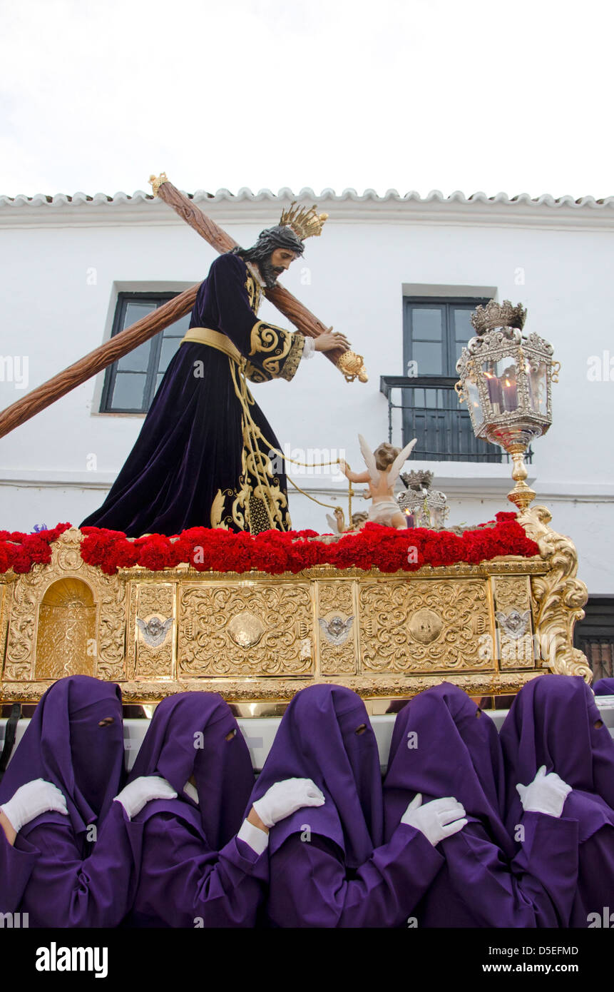 Statua di Cristo portato attraverso le strade durante la settimana santa, semana santa in Mijas, provincia di Malaga, Spagna. Foto Stock