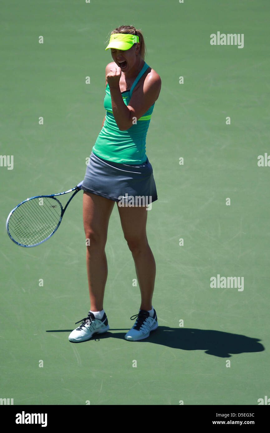 Marzo 30, 2013 - Miami, Florida, Stati Uniti - Maria Sharapova della Russia celebra un punto contro Serena Williams di Stati Uniti nella finale delle donne corrisponde al Sony Open a Crandon Park Tennis Center su Marzo 30, 2013 in Key Biscayne, Florida. (Credito Immagine: © Joe Scarnici/ZUMAPRESS.com) Foto Stock