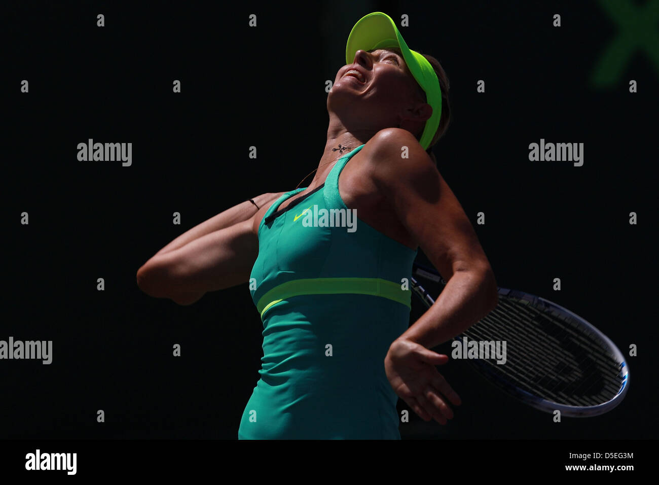 Marzo 30, 2013 - Miami, Florida, Stati Uniti - Maria Sharapova di russo serve contro Serena Williams di Stati Uniti nella finale delle donne corrisponde al Sony Open a Crandon Park Tennis Center su Marzo 30, 2013 in Key Biscayne, Florida. (Credito Immagine: © Joe Scarnici/ZUMAPRESS.com) Foto Stock